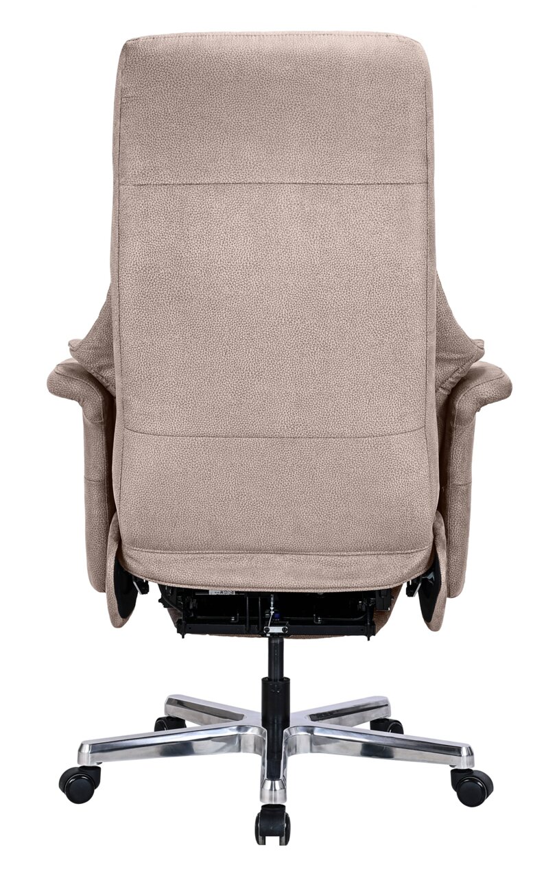 Rückansicht eines beigen Chefsessels mit verstellbarer Rückenlehne und stabiler Metallbasis auf Rollen.