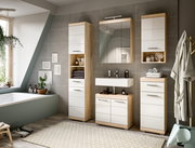 Moderne Badezimmermöbelkombination in Holzoptik mit Hängeschrank, Hochschrank, Waschbeckenunterschrank und Standschrank, frontal betrachtet.