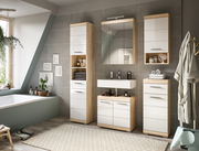 Moderne Badezimmermöbelkombination in Holzoptik mit Hängeschrank, Hochschrank, Waschbeckenunterschrank und Standschrank, frontal betrachtet.