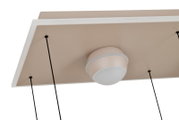 Close-up van een LED-hanglamp van onderaf, met een modern, minimalistisch ontwerp en een rechthoekige kap.