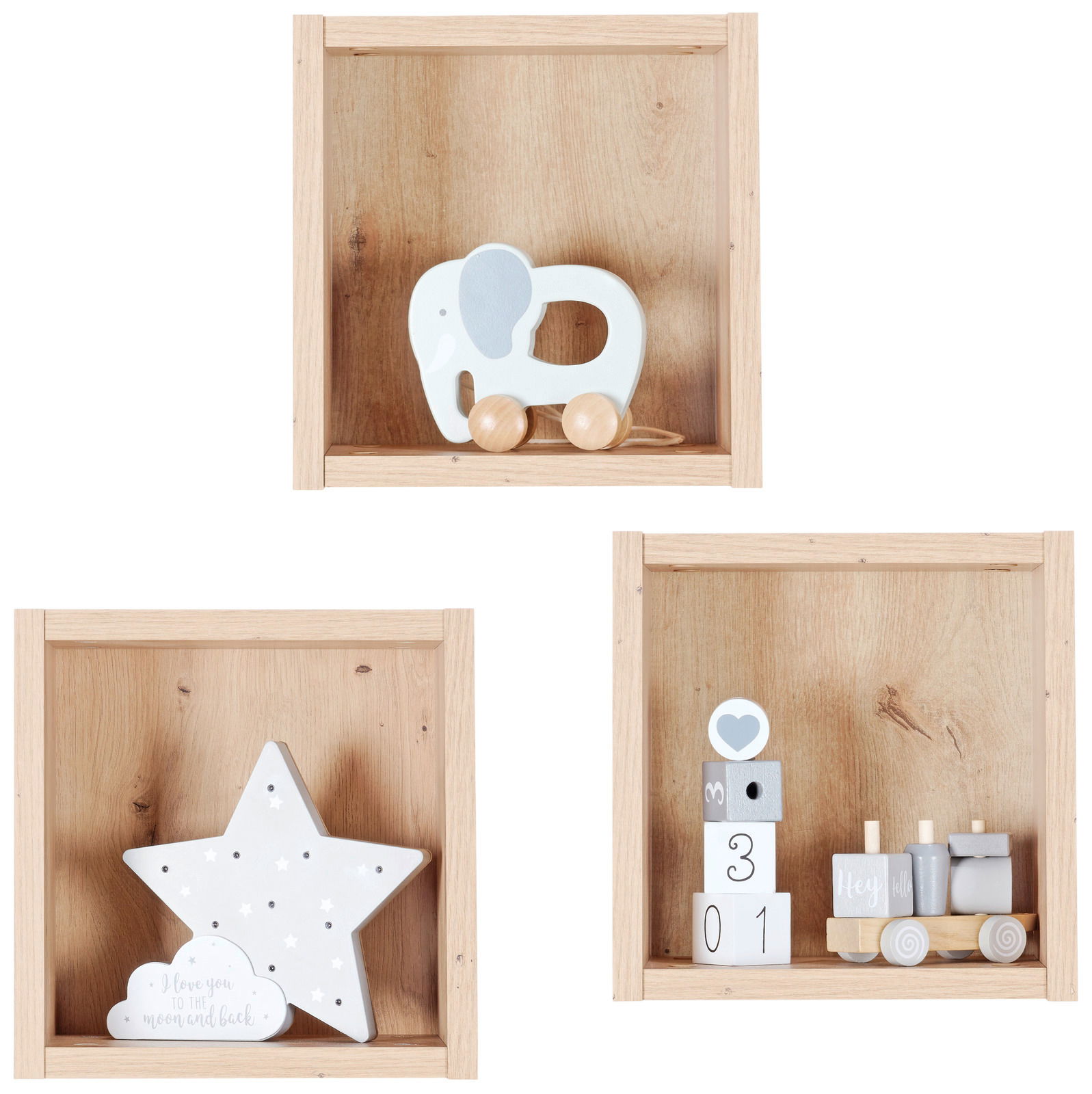 MyBaby Hängeregal LEO Drei quadratische Hängeregale aus Holz in natürlicher Optik, frontal fotografiert. Jedes Regal enthält dekorative Elemente wie einen Holz-Elefanten, einen Stern und einen kleinen Zug.