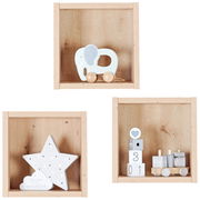 Drei quadratische Hängeregale aus Holz in natürlicher Optik, frontal fotografiert. Jedes Regal enthält dekorative Elemente wie einen Holz-Elefanten, einen Stern und einen kleinen Zug.