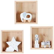 Drei quadratische Hängeregale aus Holz in natürlicher Optik, frontal fotografiert. Jedes Regal enthält dekorative Elemente wie einen Holz-Elefanten, einen Stern und einen kleinen Zug.