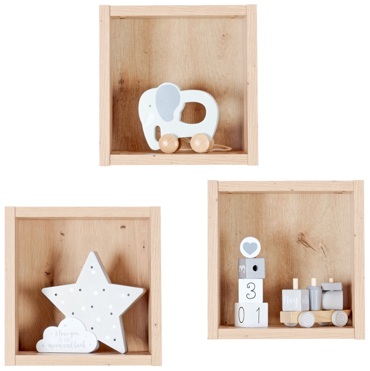 MyBaby Hängeregal LEO Drei quadratische Hängeregale aus Holz in natürlicher Optik, frontal fotografiert. Jedes Regal enthält dekorative Elemente wie einen Holz-Elefanten, einen Stern und einen kleinen Zug.