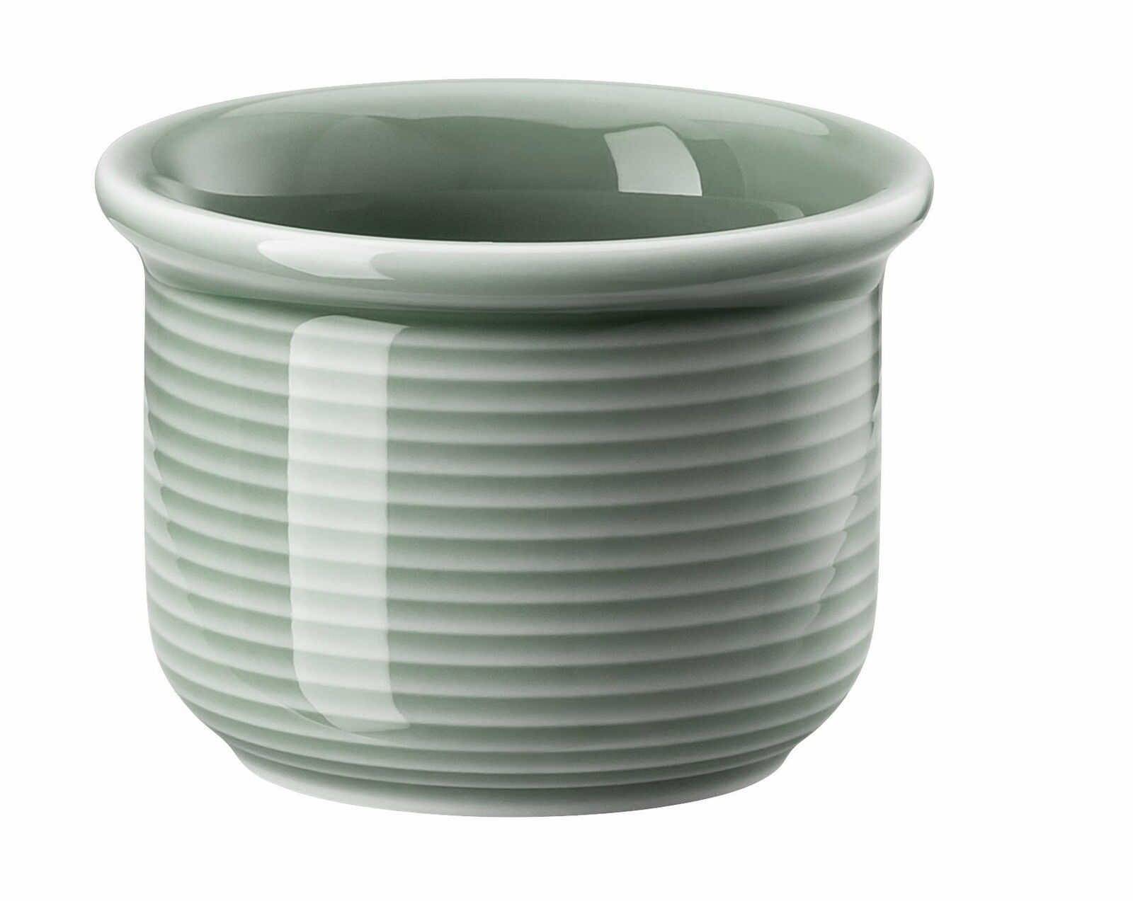 Moosgrüner Eierbecher aus Keramik mit geriffelter Oberfläche, seitliche Perspektive