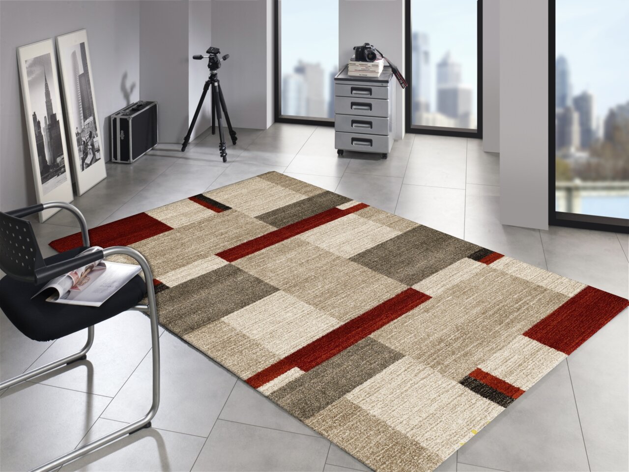 OCI Webteppich 140x200 cm CASTLE BEPPO Moderner Teppich in Beige- und Rottönen mit geometrischem Muster, in einem stilvollen Raum mit großen Fenstern und Stadtblick, aus der Vogelperspektive fotografiert.