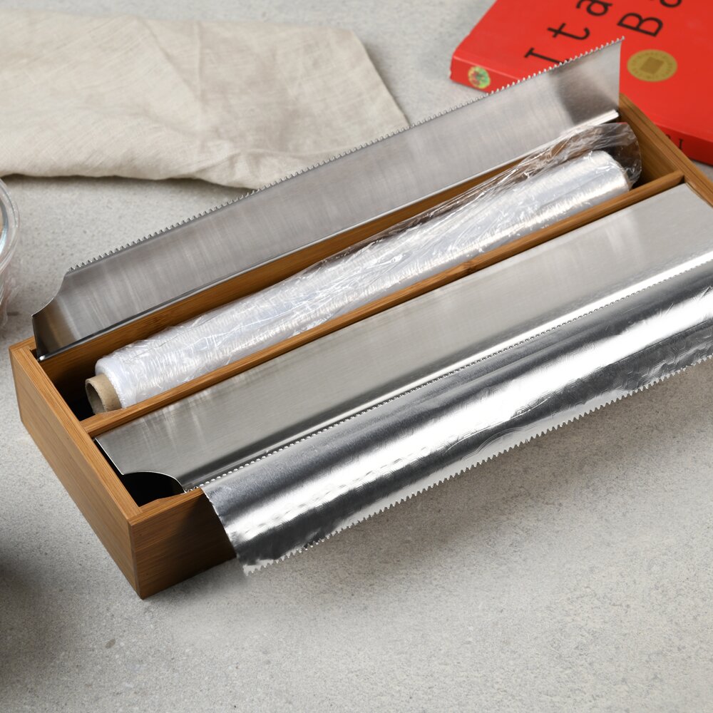 Kesper Folienspender Folienspender aus dunklem Bambus mit zwei Rollen, fotografiert aus der Vogelperspektive.