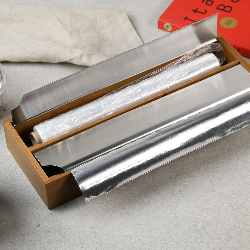 Folienspender aus dunklem Bambus mit zwei Rollen, fotografiert aus der Vogelperspektive.