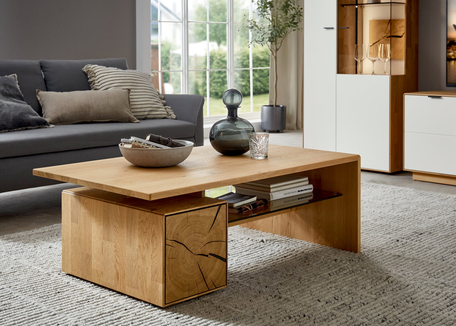 Moderner Couchtisch aus Holz mit dekorativen Elementen, seitliche Perspektive im Wohnzimmer