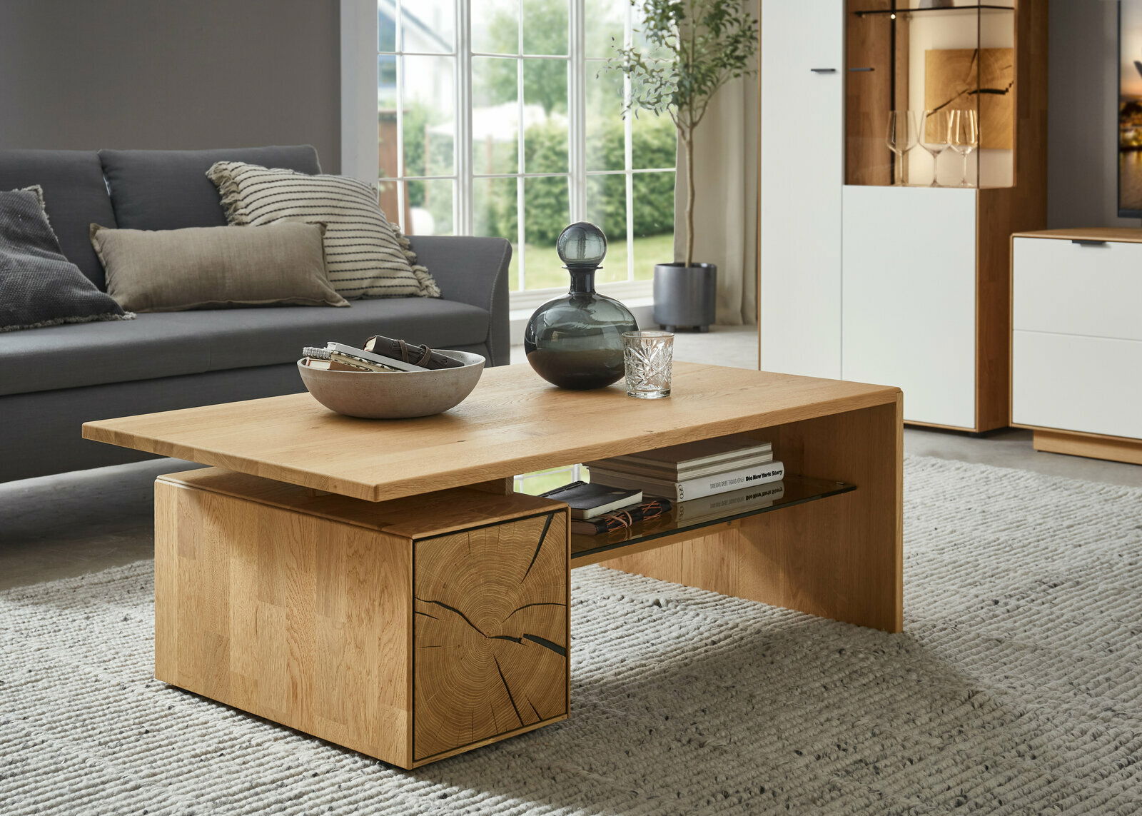 Moderner Couchtisch aus Holz mit dekorativen Elementen, seitliche Perspektive im Wohnzimmer