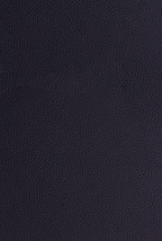 Nahaufnahme einer dunkelblauen, strukturierten Lederoberfläche, von oben betrachtet.