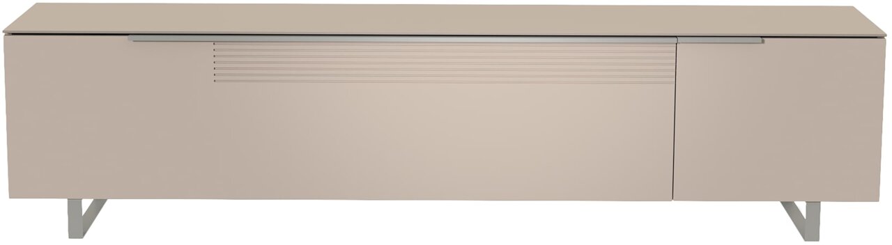 Moderano XL TV-Lowboard BORMIO Frontansicht eines modernen, beigen XL TV-Lowboards mit klaren Linien und Metallbeinen.