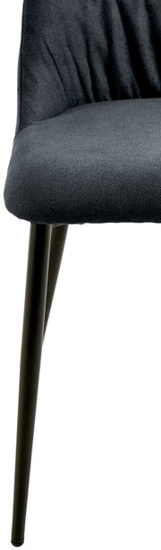 Close-up van een moderne stoel met een zwarte stoffen bekleding en zwarte metalen poten, gezien vanaf de zijkant.