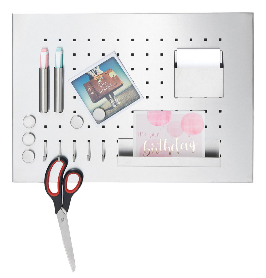 Memoboard mit Utensilien, inklusive Stifte, Schere und Karten, aus der Vorderansicht.