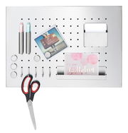 Memoboard mit Utensilien, inklusive Stifte, Schere und Karten, aus der Vorderansicht.