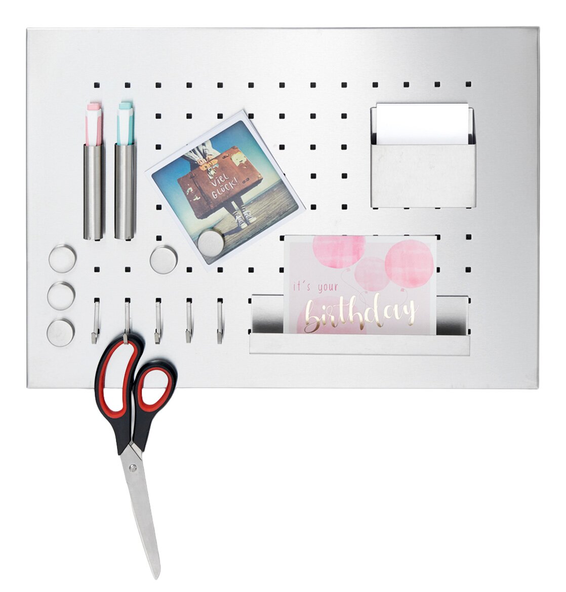 Memoboard mit Utensilien, inklusive Stifte, Schere und Karten, aus der Vorderansicht.