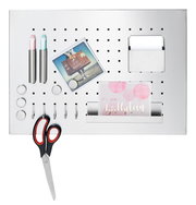 Memoboard mit Utensilien, inklusive Stifte, Schere und Karten, aus der Vorderansicht.