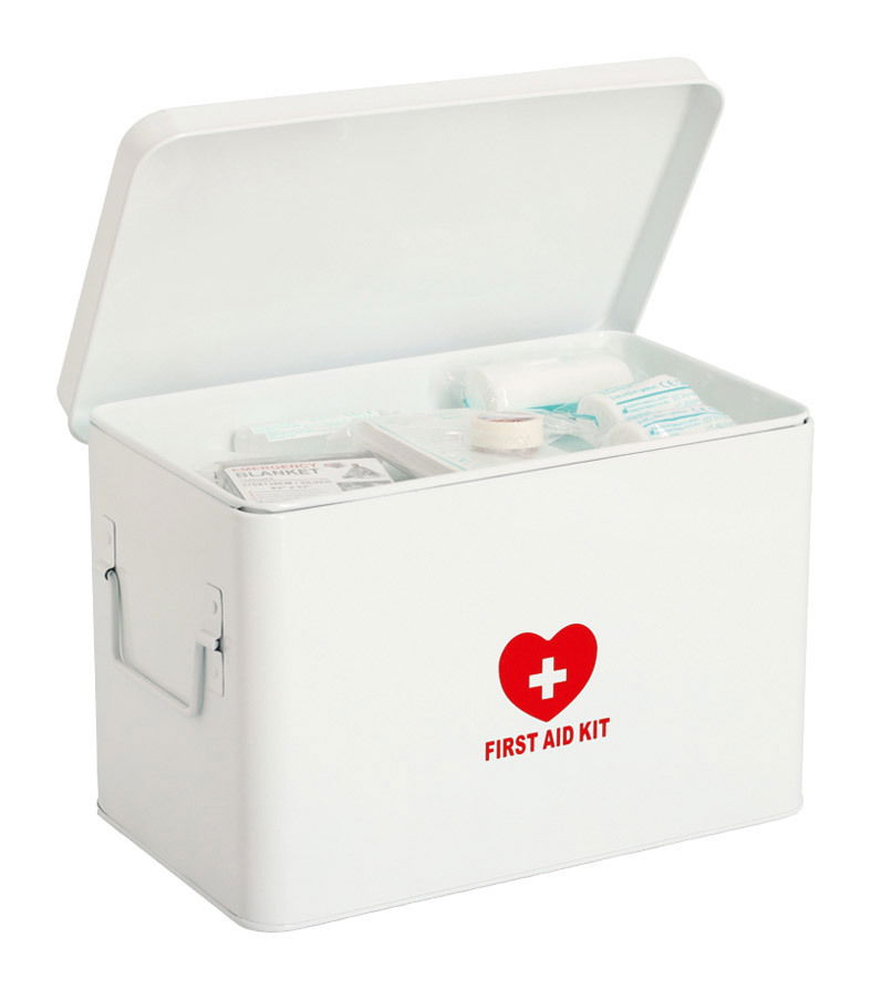 Zeller Present Medizinbox Weiße Medizinbox mit rotem Herz und Kreuzsymbol, geöffnet mit sichtbarem Inhalt, aus leicht schräger Perspektive fotografiert.