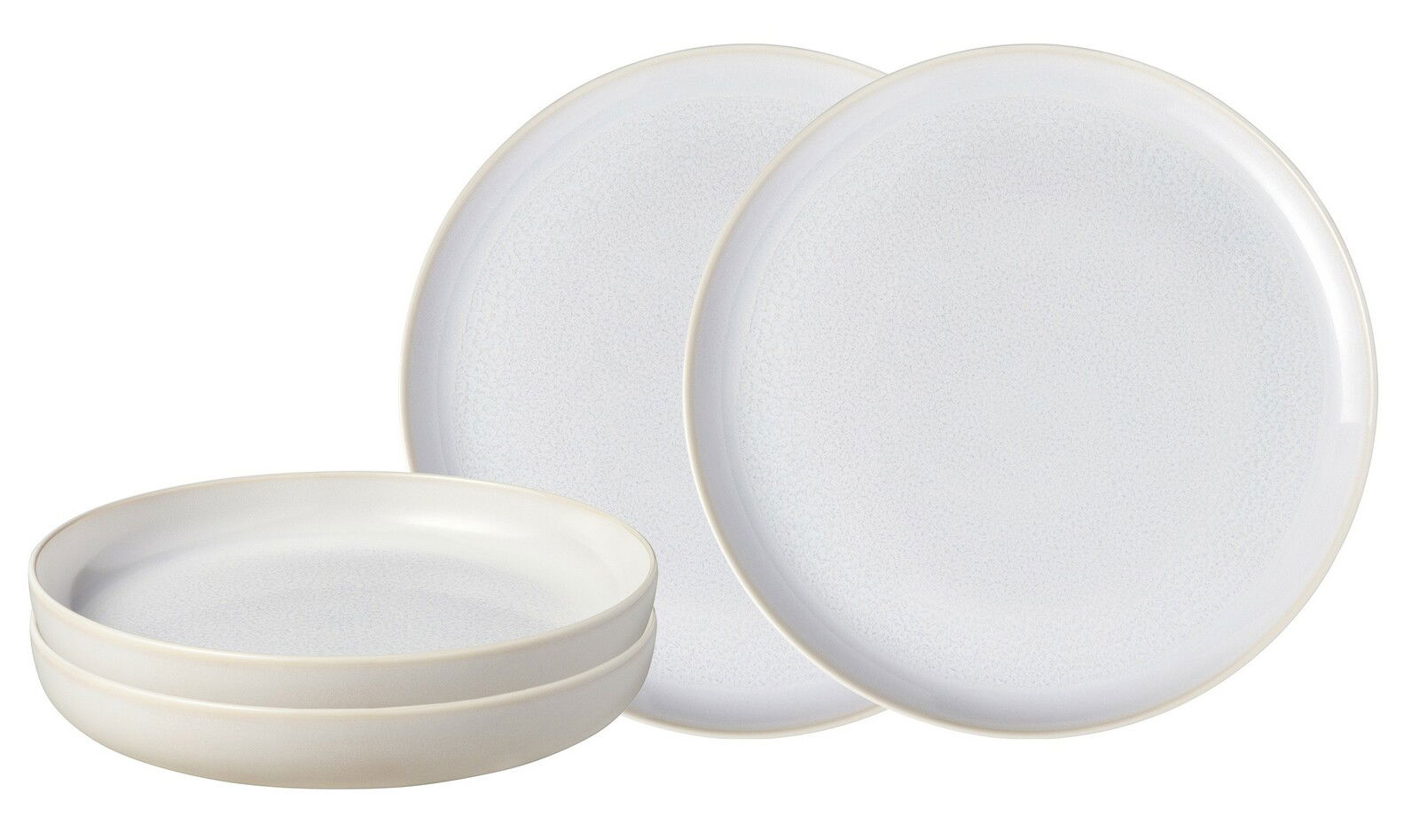 Vierteilige Tafelset aus weißem Porzellan, bestehend aus zwei flachen und zwei tiefen Tellern, seitliche Perspektive