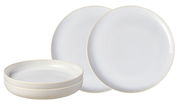 Vierteilige Tafelset aus weißem Porzellan, bestehend aus zwei flachen und zwei tiefen Tellern, seitliche Perspektive
