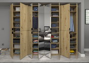Garderobenkombination aus Holz mit offenen Türen, die Regale mit Kleidung und Accessoires zeigen. In der Mitte befinden sich Spiegeltüren. Frontalansicht.