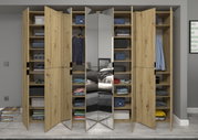 Garderobenkombination aus Holz mit offenen Türen, die Regale mit Kleidung und Accessoires zeigen. In der Mitte befinden sich Spiegeltüren. Frontalansicht.