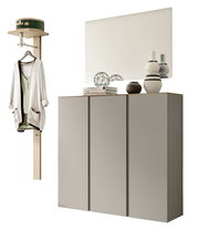 Garderobenset mit modernem Design, bestehend aus einem hohen Schrank mit drei Türen und einem Wandpaneel mit Kleiderhaken, seitliche Perspektive