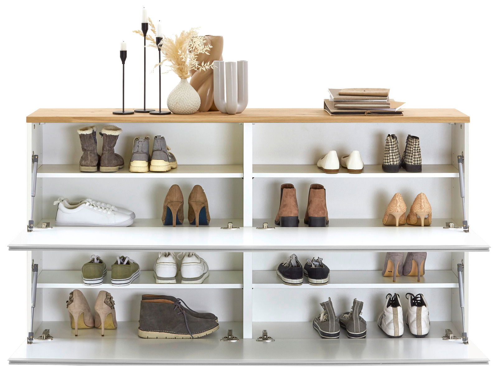 Hängeschuhschrank mit mehreren Fächern, gefüllt mit verschiedenen Schuhen, von vorne betrachtet. Obenauf stehen Dekorationsgegenstände wie Vasen und Kerzenhalter.