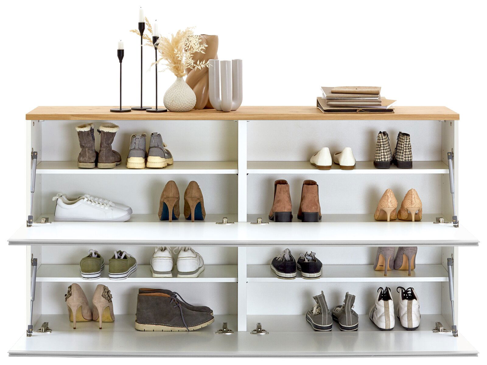 Hängeschuhschrank mit mehreren Fächern, gefüllt mit verschiedenen Schuhen, von vorne betrachtet. Obenauf stehen Dekorationsgegenstände wie Vasen und Kerzenhalter.