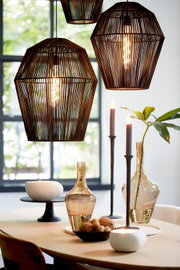 Elegante cremefarbene Schale mit einem Durchmesser von 40 cm und einer Höhe von 1,5 cm, präsentiert auf einem Tisch in einem modernen Esszimmer mit stilvollen Dekorationen. Perspektive von der Seite.