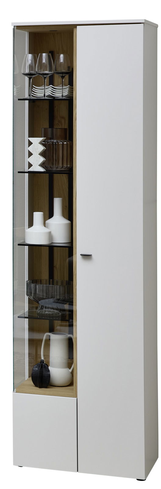 Venjakob Vitrine (R) VANYA Moderne Vitrine mit weißer Tür und Glaselementen, gefüllt mit dekorativen Objekten, aus frontaler Perspektive.