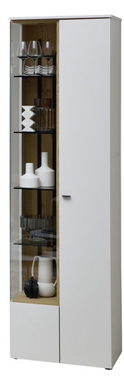 Moderne Vitrine mit weißer Tür und Glaselementen, gefüllt mit dekorativen Objekten, aus frontaler Perspektive.