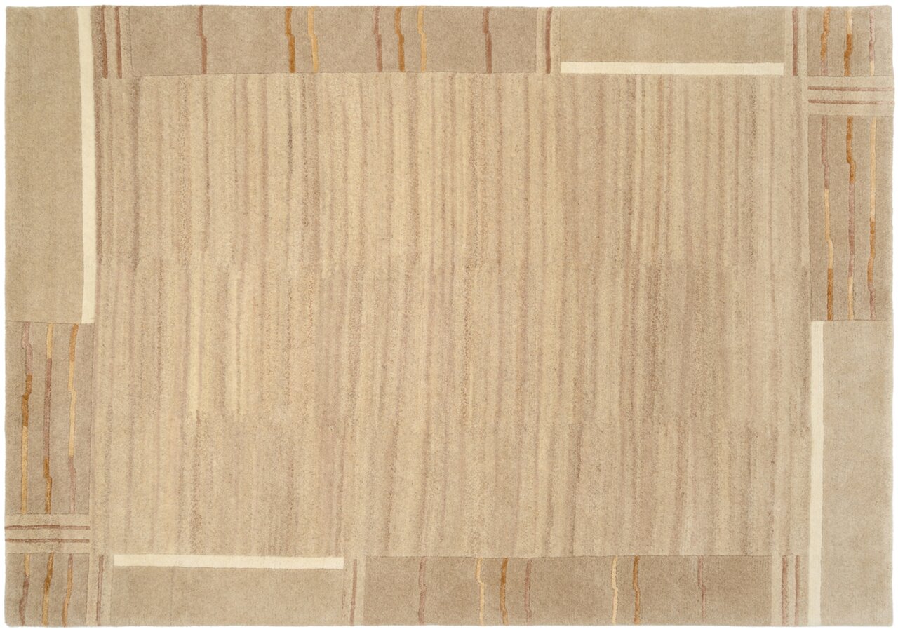 Beiger Wollteppich mit dezenten Streifen und geometrischen Mustern, aus der Vogelperspektive fotografiert.