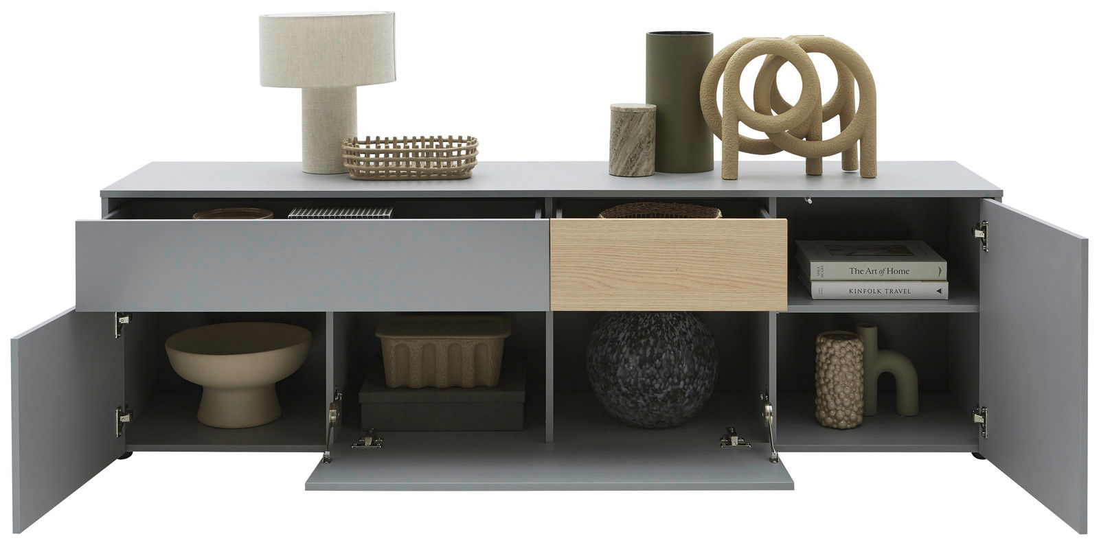 Frontale Ansicht eines modernen TV-Lowboards mit offenen Schubladen und Türen, dekoriert mit Vasen, Büchern und einer Lampe.