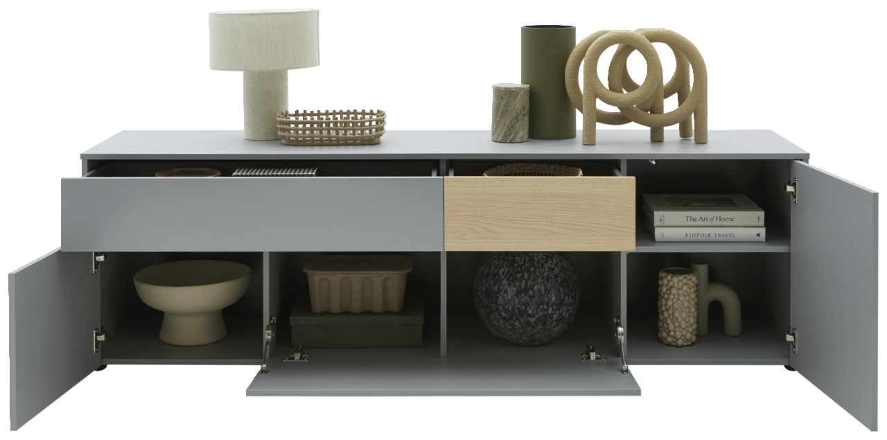 Frontale Ansicht eines modernen TV-Lowboards mit offenen Schubladen und Türen, dekoriert mit Vasen, Büchern und einer Lampe.