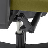 Nahaufnahme eines Drehstuhls mit grünem Stoffbezug und schwarzem Mechanismus, seitliche Perspektive