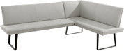 Modernes Ecksofa in L-Form mit hellgrauem Stoffbezug und schwarzen Metallkufen, freigestellt auf weißem Hintergrund, Ansicht schräg von vorne.