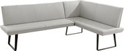 Modernes Ecksofa in L-Form mit hellgrauem Stoffbezug und schwarzen Metallkufen, freigestellt auf weißem Hintergrund, Ansicht schräg von vorne.