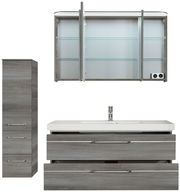 Badblock-Set mit grauen Holzschränken, bestehend aus einem hohen Schrank, einem Waschtisch mit zwei Schubladen und einem Spiegelschrank mit Glasregalen, Frontalansicht.