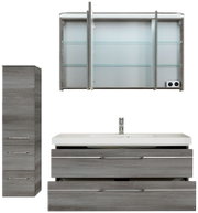 Badkamermeubelset met grijze houten kasten, bestaande uit een hoge kast, een wastafelmeubel met twee lades en een spiegelkast met glazen planken, gezien van voren.