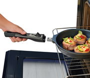 Bratpfanne MILANO, 20 cm, im Ofen mit abnehmbarem Griff, gefüllt mit Speisen, seitliche Perspektive