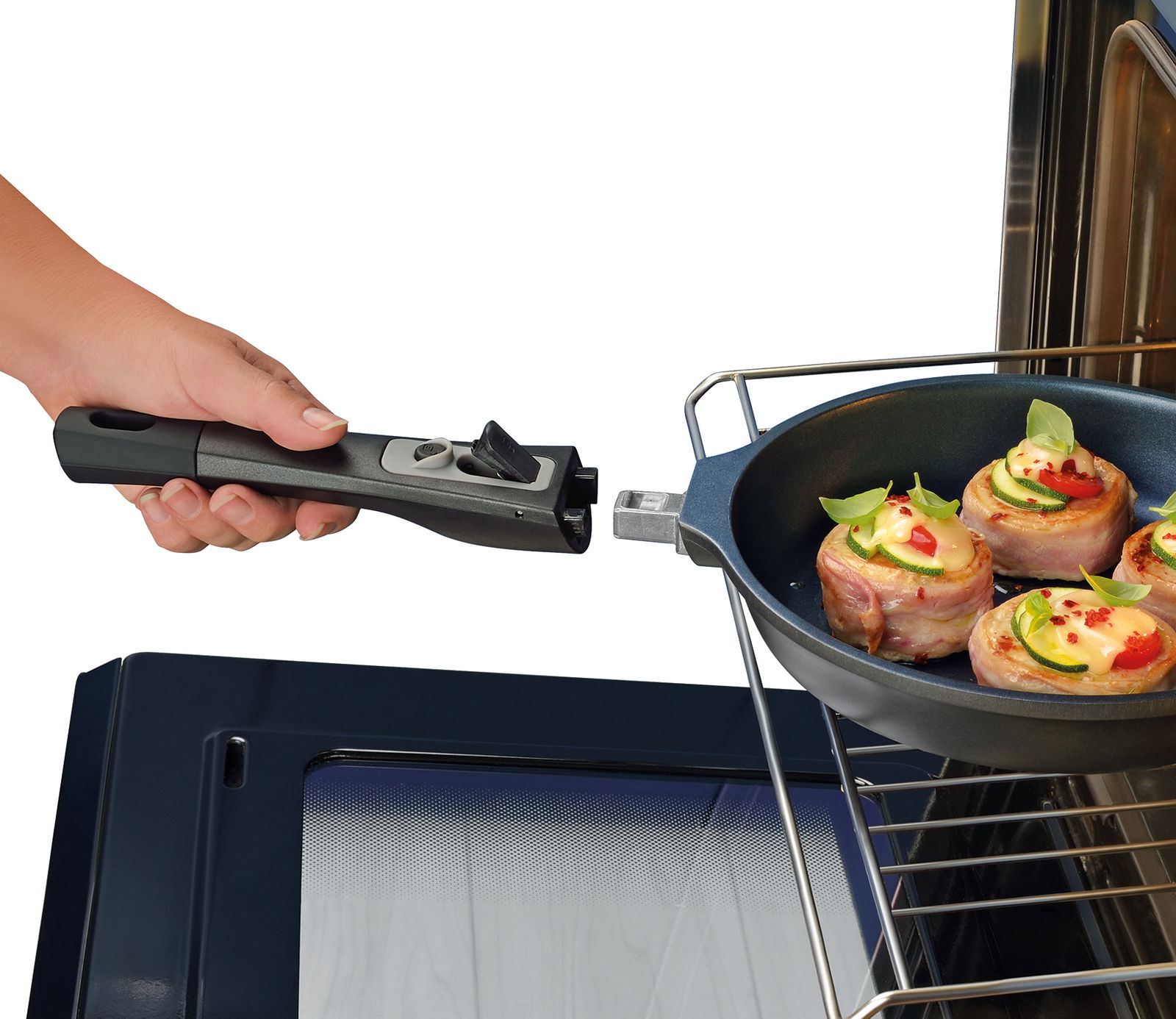 Bratpfanne MILANO, 20 cm, im Ofen mit abnehmbarem Griff, gefüllt mit Speisen, seitliche Perspektive