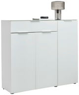 Moderner XL-Schuhschrank in Weiß mit drei Türen und einer Schublade, seitliche Perspektive, dekoriert mit einer Lampe und Accessoires auf der Oberseite.