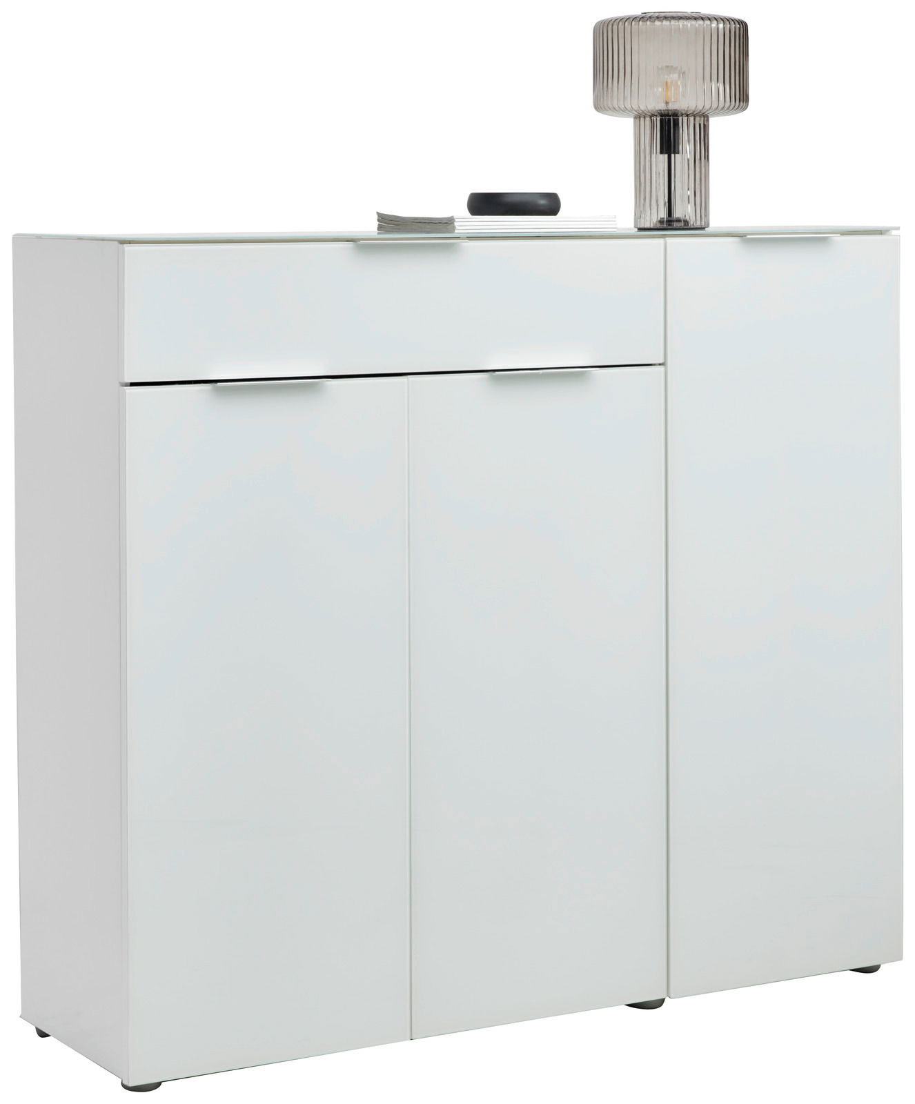 Moderner XL-Schuhschrank in Weiß mit drei Türen und einer Schublade, seitliche Perspektive, dekoriert mit einer Lampe und Accessoires auf der Oberseite.