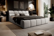 Modernes Polsterbettgestell in einem stilvollen Schlafzimmer, seitliche Perspektive