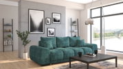 Modernes Funktionssofa in einem stilvollen Wohnzimmer mit großen Fenstern und Stadtblick, aus der Perspektive von vorne links.