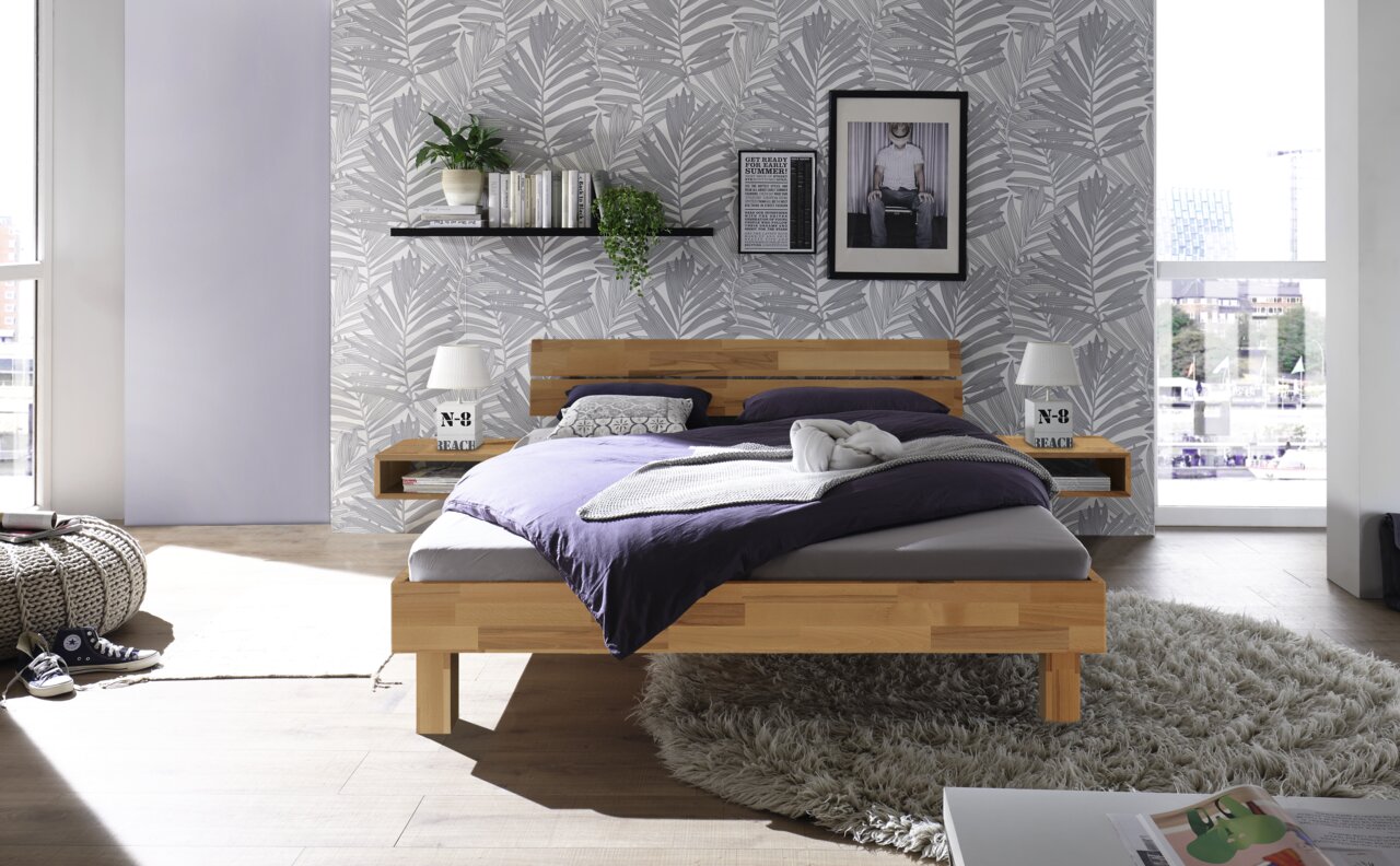 Holz- und Metallkopfteil in einem modernen Schlafzimmer, frontal betrachtet, mit dekorativen Elementen und einem großen Fenster im Hintergrund.
