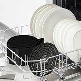 Blick auf die spülmaschinenfesten Teile der Heißluftfritteuse EasyFry Ultra im Geschirrspüler, neben weißen Tellern.