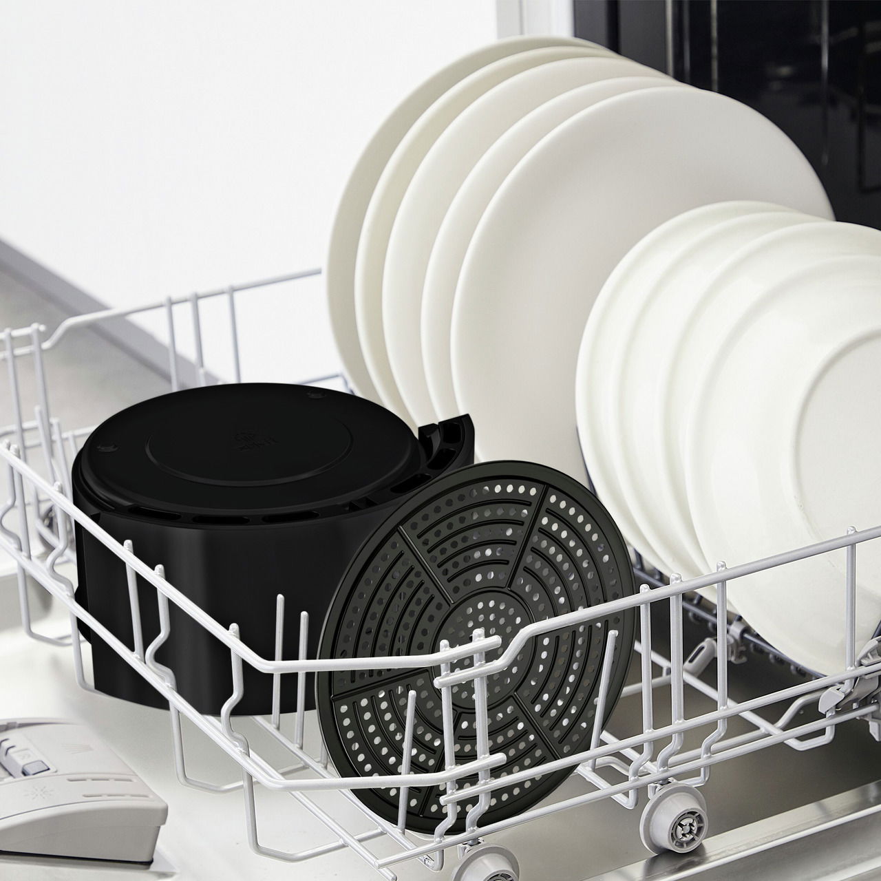 Blick auf die spülmaschinenfesten Teile der Heißluftfritteuse EasyFry Ultra im Geschirrspüler, neben weißen Tellern.