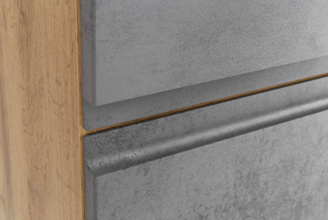 Nahaufnahme eines Hochschranks mit Holz- und grauen Metallelementen, seitliche Perspektive